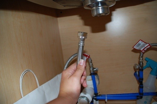 Movable Kitchen Faucet And Benefits Of Using A Kitchen Faucet With A Sprayer - Blog - 6